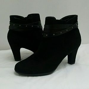 NWT Black heel bootie